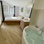Pinede Vue Acces Direct A La De La Badine Clim Jacuzzi Piscine Hyeres